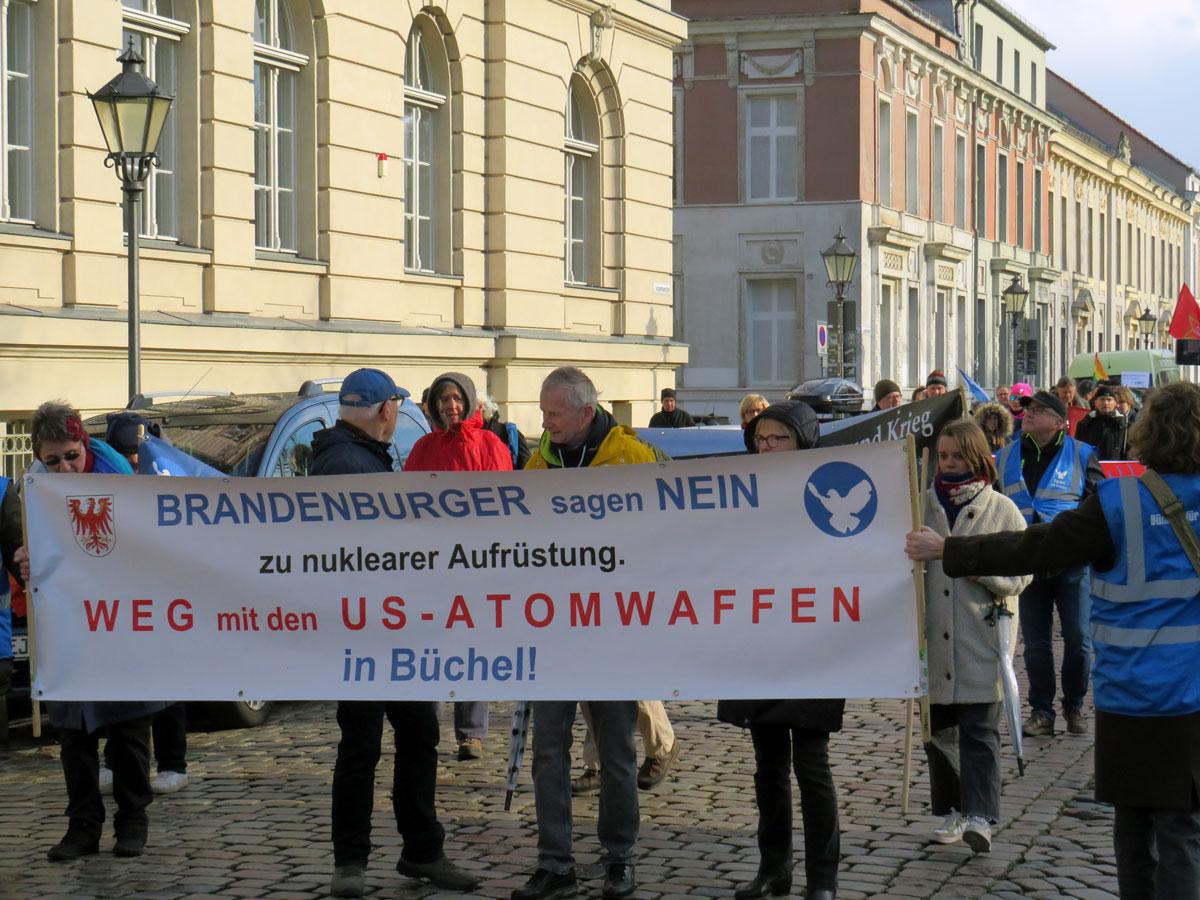 Aufkleber 'Friedensfähig Statt Kriegstüchtig' – Grüner Auto-Sticker, Wetterfestes Vinyl