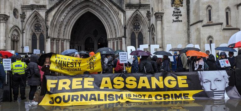 140602 Assange - Keine Freiheit für Assange - Auslieferung, Freie Meinungsäußerung, Julian Assange, politische Gefangene, Rechtsprechung/Prozesse/Gerichtsurteile, Schauprozess - Kultur