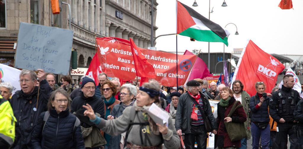 1408 Koeln - Vielfältig gegen Krieg und Sozialabbau - Antikriegsprotest, Friedensbewegung, Gewerkschaften gegen Aufrüstung, Ostermarsch 2024, Sozialabbau - Aktion