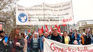 1408 Stuttgart3 - Vielfältig gegen Krieg und Sozialabbau - Antikriegsprotest, Friedensbewegung, Gewerkschaften gegen Aufrüstung, Ostermarsch 2024, Sozialabbau - Aktion