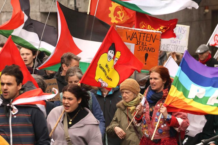 1411 01 Titel WEB - Solidarität trotzt Gegenwind - Angriffe, Friedensdemonstration, Gaza-Krieg, Ostermarsch 2024, Palästina-Solidarität, Patrik Köbele, reaktionär-militaristischer Staatsumbau, Völkermord - Theorie & Geschichte