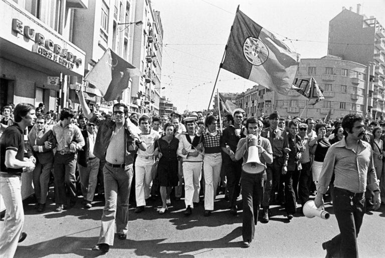 161205 29 Demo sw - Salazars Kopf - António de Oliveira Salazar, Ausstellungen, Dokumentiert, Faschismus, Klaus Steiniger, Nelkenrevolution, PCP, Portugal - Theorie & Geschichte