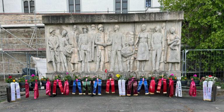 Blumenschalen am Denkmal der Begegnung - Torgau erwartet die Gäste - Elbe-Tag - Elbe-Tag