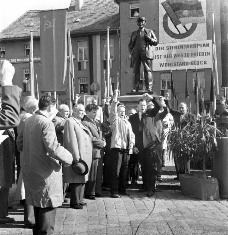 Bundesarchiv Bild 183 67877 0001 Eisleben Lenindenkmal sowjetischer Delegation - Abriss Ost wird fortgesetzt - Kommunalpolitik, Landkreis Mansfeld-Südharz - Politik