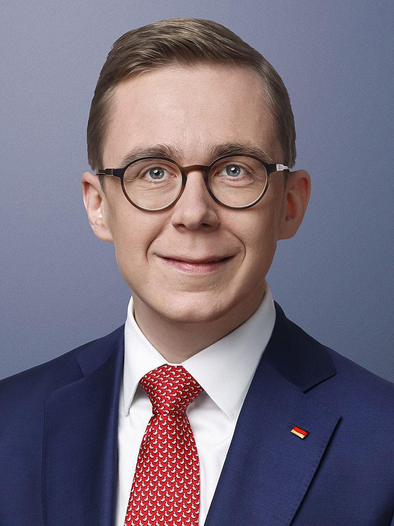 Foto Philipp Amthor - Besorgt - UZ-PLUS - UZ-PLUS