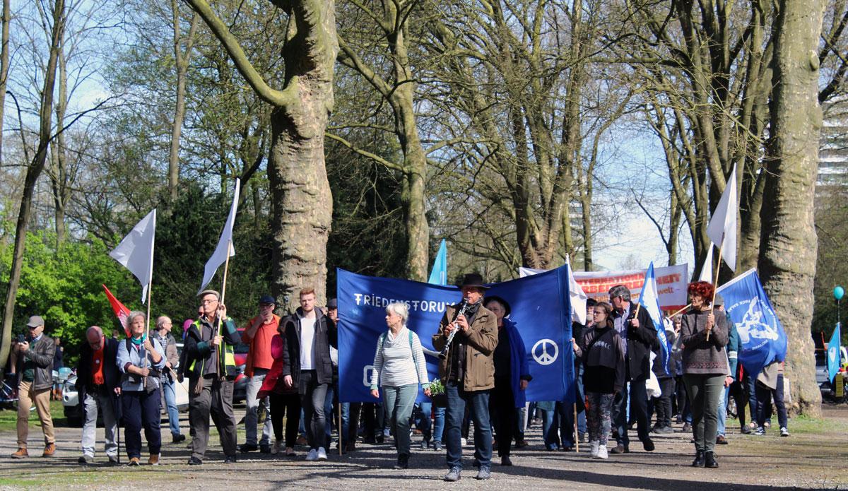 Ostermarsch Gelsenkirchen 2024 15 - „Lumpenpazifisten“ brauchen Mut - Bremer Friedensforum, Düsseldorfer Friedensforum, Friedenskoordination Berlin, Gewerkschaften gegen Aufrüstung, Netzwerk Friedenskooperative, Ostermarsch 2024, SDAJ - Blog