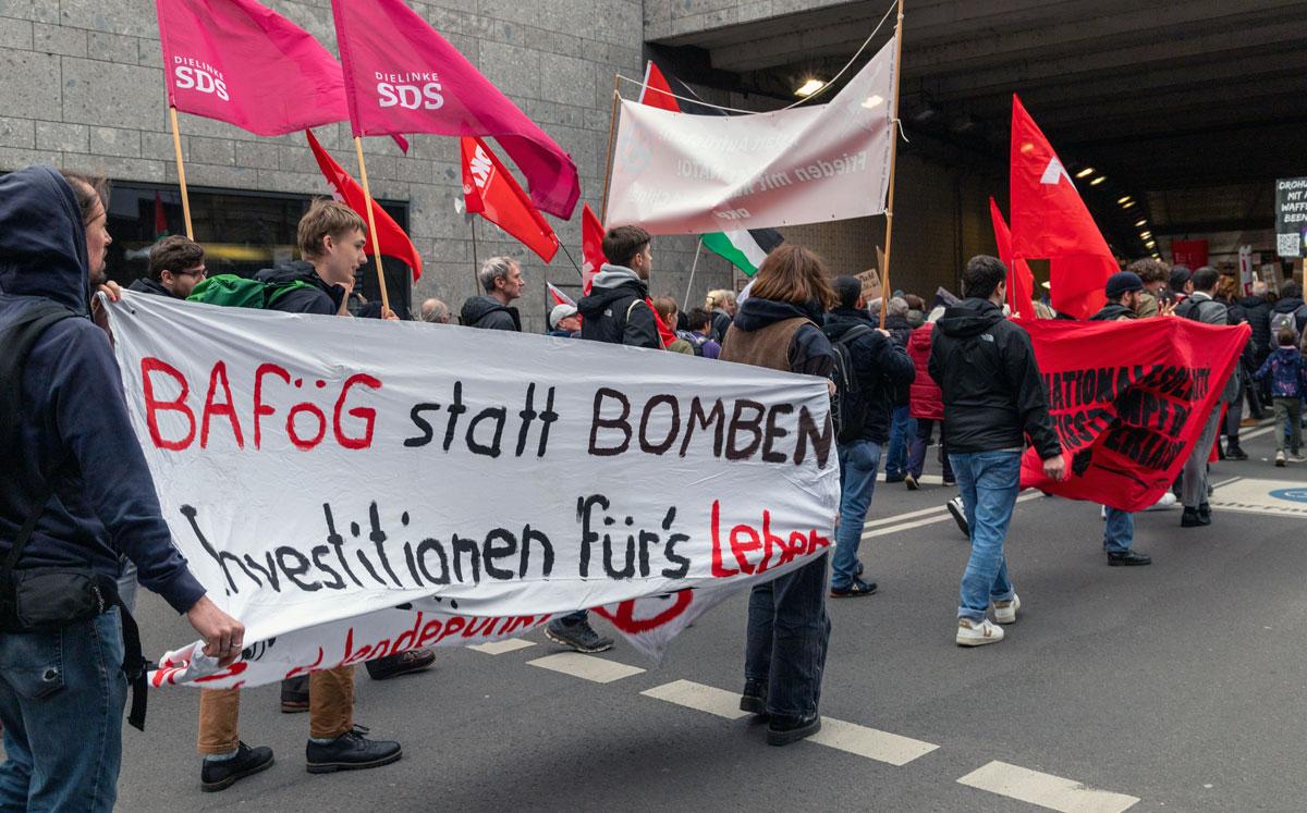 ostermarsch rhein ruhr 53620335357 o - „Lumpenpazifisten“ brauchen Mut - Bremer Friedensforum, Düsseldorfer Friedensforum, Friedenskoordination Berlin, Gewerkschaften gegen Aufrüstung, Netzwerk Friedenskooperative, Ostermarsch 2024, SDAJ - Blog