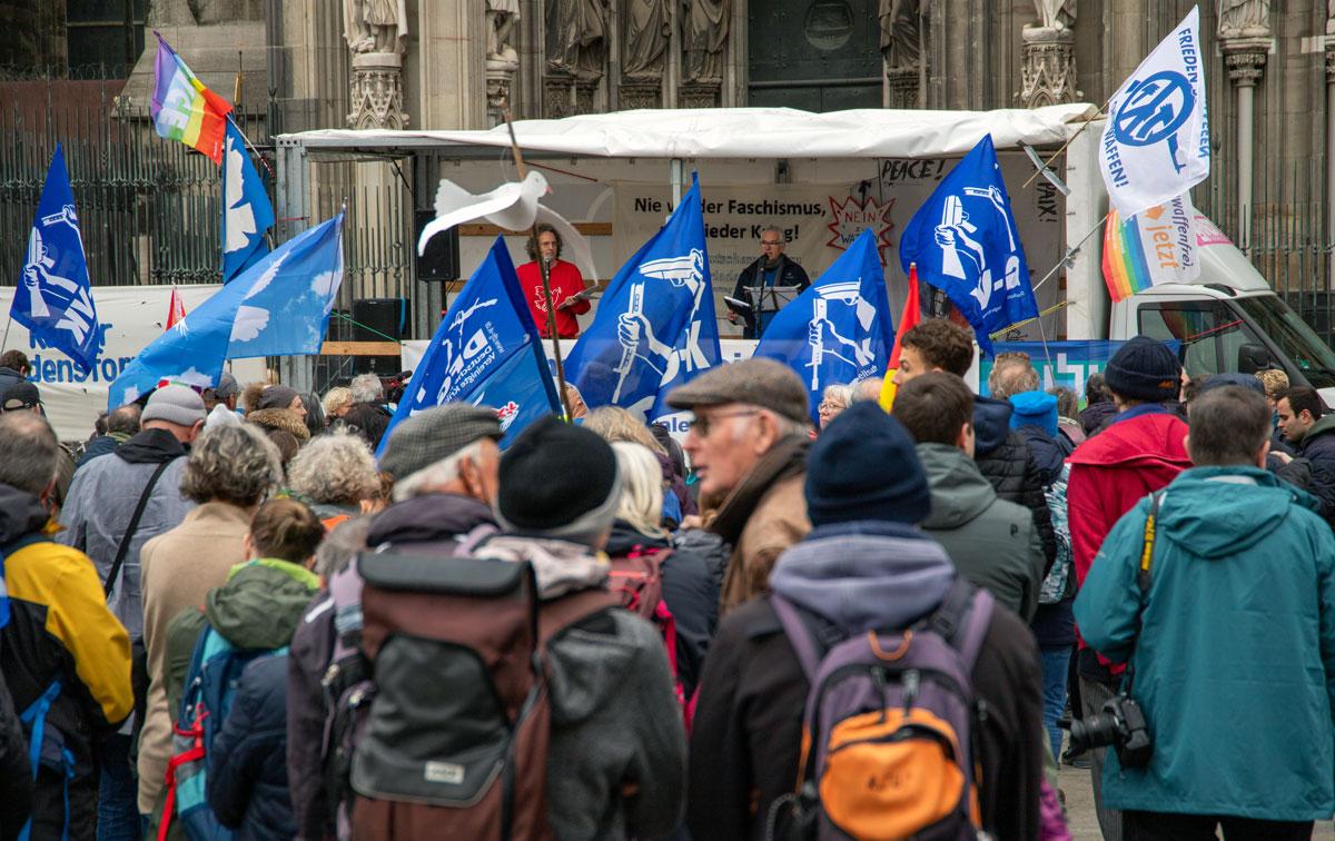 ostermarsch rhein ruhr 53621652230 o - „Lumpenpazifisten“ brauchen Mut - Bremer Friedensforum, Düsseldorfer Friedensforum, Friedenskoordination Berlin, Gewerkschaften gegen Aufrüstung, Netzwerk Friedenskooperative, Ostermarsch 2024, SDAJ - Blog