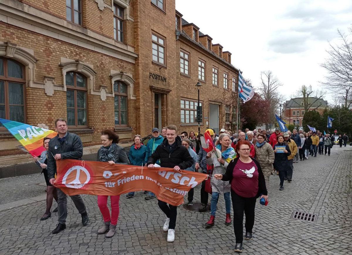 photo 2024 04 01 19 47 39 - „Lumpenpazifisten“ brauchen Mut - Bremer Friedensforum, Düsseldorfer Friedensforum, Friedenskoordination Berlin, Gewerkschaften gegen Aufrüstung, Netzwerk Friedenskooperative, Ostermarsch 2024, SDAJ - Blog