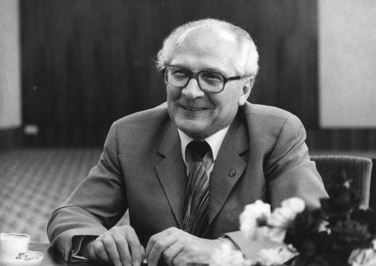 2210 Bundesarchiv Bild 183 1987 0724 321 Erich Honecker beim Interview - Generalsekretär und Staatsratsvorsitzender - Theorie & Geschichte - Theorie & Geschichte