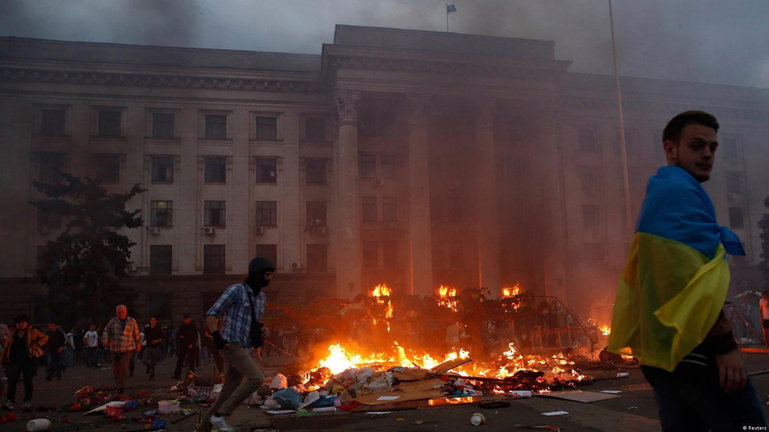 Trade Unions House on Odessa during the fire on 2 May 2014 - Flammendes Fanal - Gewerkschaftshaus Odessa, Lauffeuer, Maidan, Odessa, Remember Odessa, Ukraine - Blog