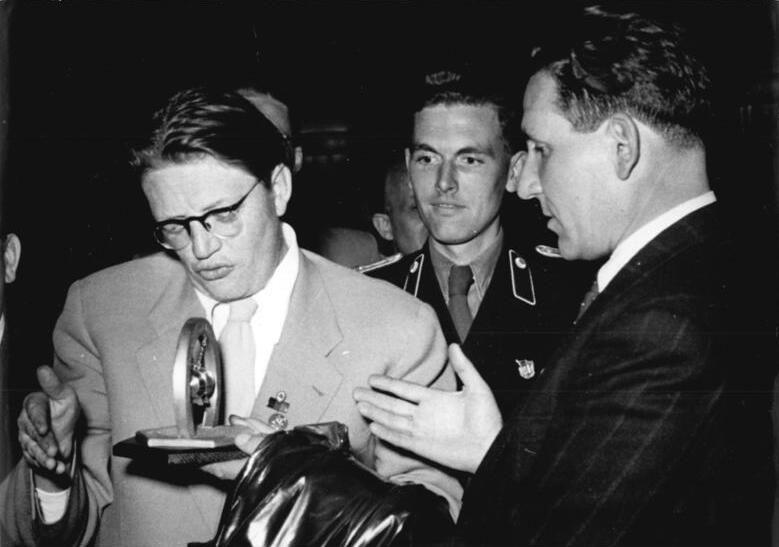 Bundesarchiv Bild 183 14811 0006 Berlin 3 - Für eine neue Gesellschaft ohne Krieg - Kurt Barthel - Blog