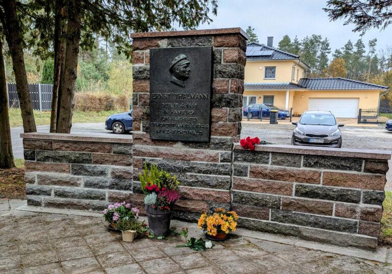 460504 Bildmeldung Lauchhammer 2 - Thälmann bleibt – Kunstguss bleibt – Solidarität siegt - Ernst-Thälmann-Denkmal - Ernst-Thälmann-Denkmal