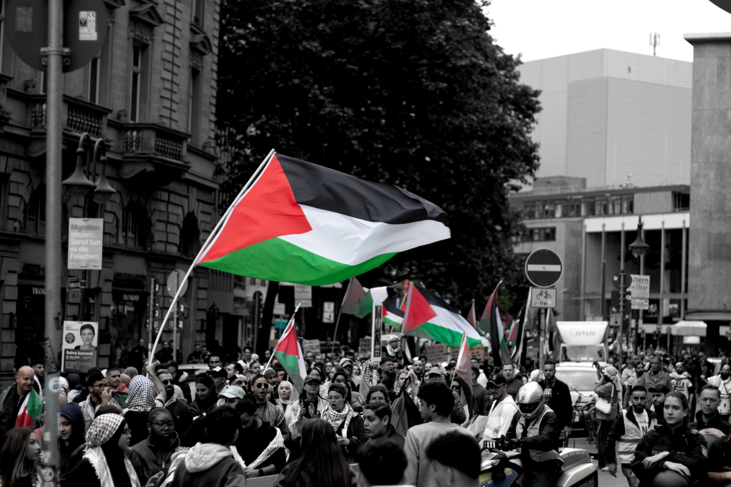 Palaestina Demo in Frankfurt am Main scaled - Antipalästinensische Kampagne geht weiter - Berlin, Duisburg, Hessen, junge Welt, Österreich, Palästina, Repression, Sachsen, Schweiz - Blog