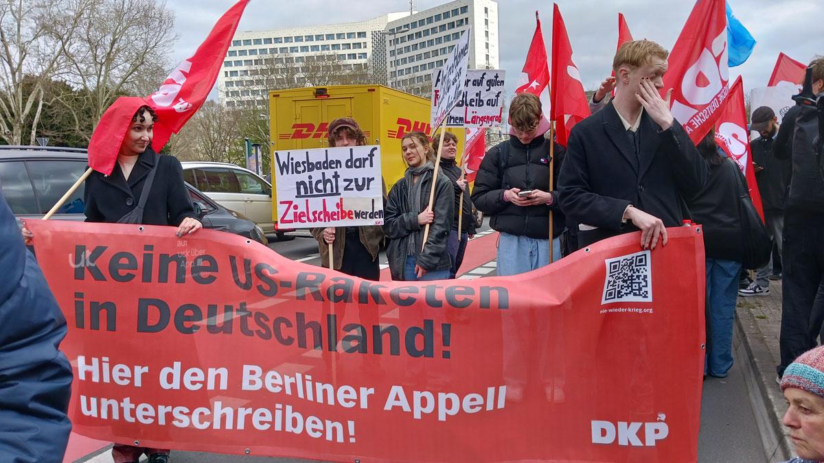 20250329 121944 - Keine US-Angriffswaffen in Deutschland! - Andrea Hornung, Ann Wright, DKP, Hartmut Bohrer, Initiative Nie wieder Krieg - Die Waffen nieder, Jan Menning, Kampagne Friedensfähig statt erstschlagfähig, Michael Müller, Michael von der Schulenburg, Özlem Alev Demirel, Regina Hagen, SDAJ, Wiesbaden, Wiesbadener Bündnis gegen Raketenstationierung - Blog, Politik