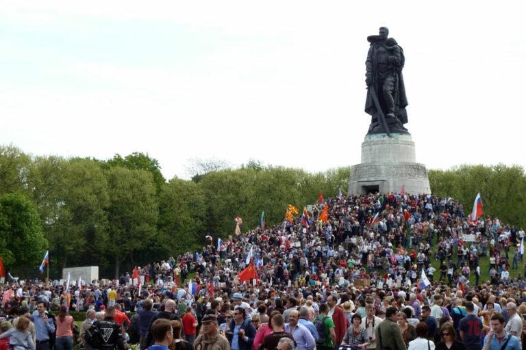 Treptower Ehrenmal Tag des Sieges 2015 01 - Verträge sind einzuhalten - Antifaschismus, Gedenkpolitik, Gedenkstätten, Sowjetisches Ehrenmal - Kultur