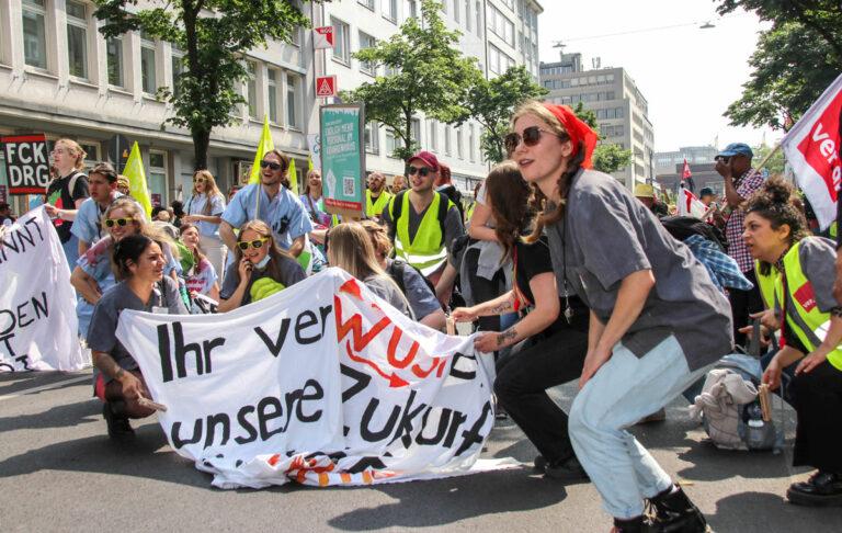 181201 Entlastung - Überstunden verweigern – am besten kollektiv - Hintergrund - Hintergrund