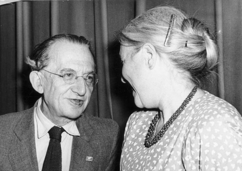 Bundesarchiv Bild 183 15304 0097 Berlin Tagung Weltfriedensrat Georg Lukacz Anna Seghers - Ein streitbarer Humanist - Georg Lukács, Hans Heinz Holz - Blog