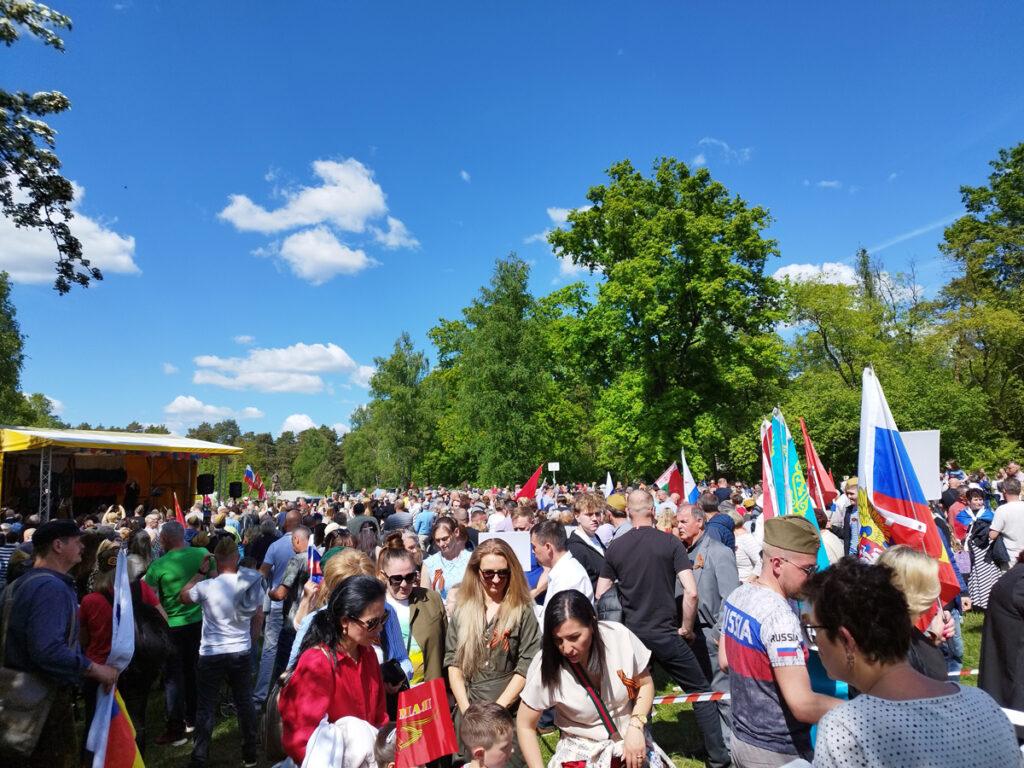 Die ewige Flamme am Brennen halten - 80 Jahre Befreiung vom Faschismus, Hannover, Initiative Frieden mit Russland, Stukenbrock - Blog 10 Stukenbrock Buehne - Die ewige Flamme am Brennen halten - 80 Jahre Befreiung vom Faschismus, Hannover, Initiative Frieden mit Russland, Stukenbrock - Blog