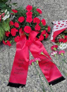 Die ewige Flamme am Brennen halten - 80 Jahre Befreiung vom Faschismus, Hannover, Initiative Frieden mit Russland, Stukenbrock - Blog 1 Foto Gesteck FmR - Die ewige Flamme am Brennen halten - 80 Jahre Befreiung vom Faschismus, Hannover, Initiative Frieden mit Russland, Stukenbrock - Blog