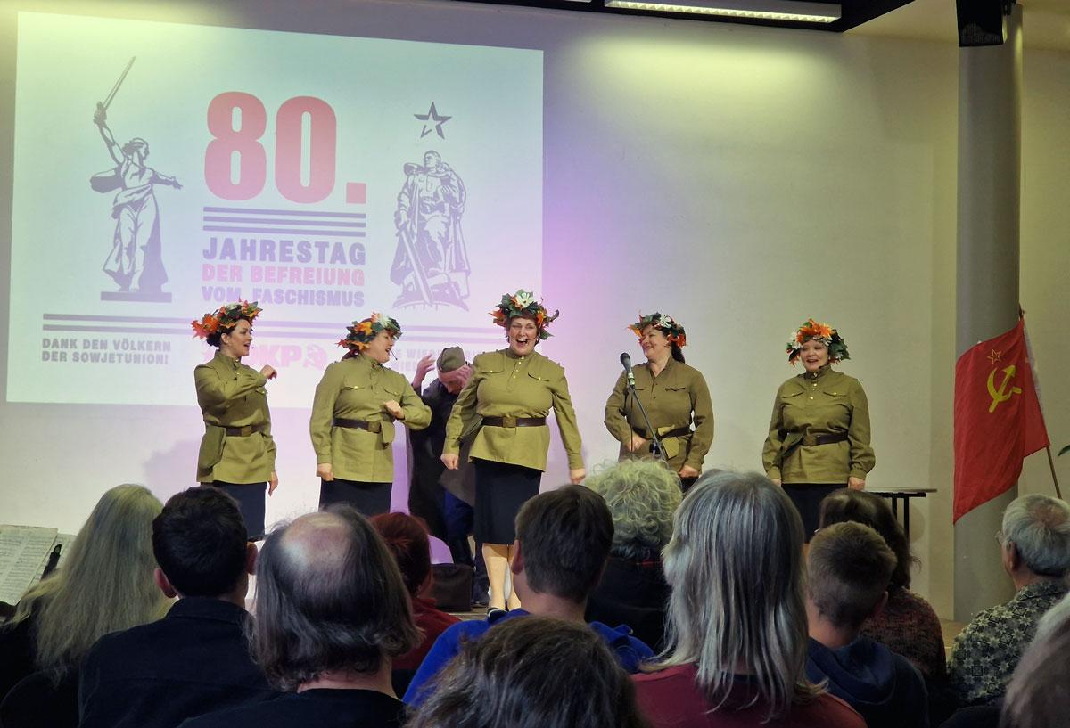 20250508 191722 - Befreit feiern - 80 Jahre Befreiung vom Faschismus, Christa Weber, DKP Berlin, Dmitri Nowikow, Patrik Köbele, Stefanie Rediske, Yana Zaugarova - Blog, Politik