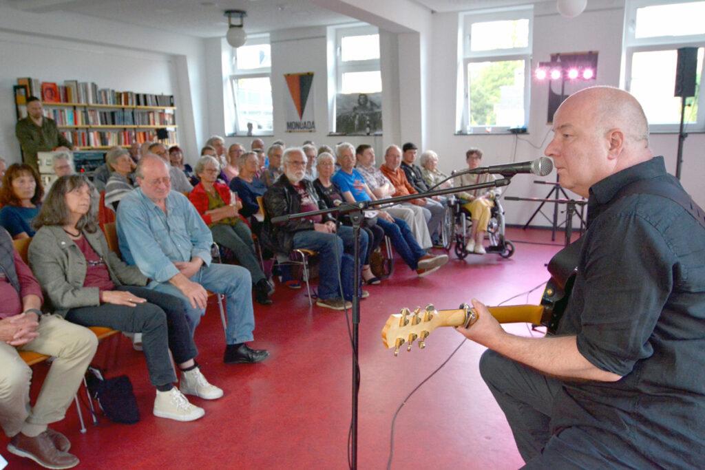 Hommage an Karratsch - Christa Weber, Ingar Solty, Kai Degenhardt, Karl-Liebknecht-Schule, Kultur am Park, Leverkusen, Rolf Becker, Stefanie Rediske - Aktion 211501 KLS Degenhardt - Hommage an Karratsch - Christa Weber, Ingar Solty, Kai Degenhardt, Karl-Liebknecht-Schule, Kultur am Park, Leverkusen, Rolf Becker, Stefanie Rediske - Aktion
