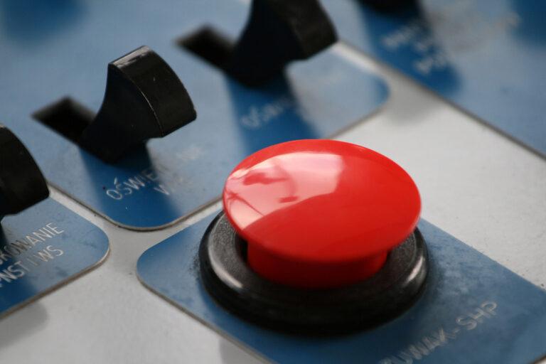 2211 The Big Red Button 3085157011 - Die beinahe letzte Nacht - Stanislaw Petrow - Stanislaw Petrow