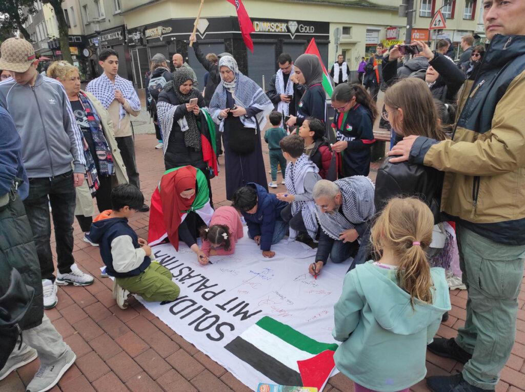 Gaza soll leben! - DKP Dortmund, Gaza, Linksjugend, Palästina-Solidarität, SDAJ Dortmund - Aktion 221505 Gaza Transpa - Gaza soll leben! - DKP Dortmund, Gaza, Linksjugend, Palästina-Solidarität, SDAJ Dortmund - Aktion