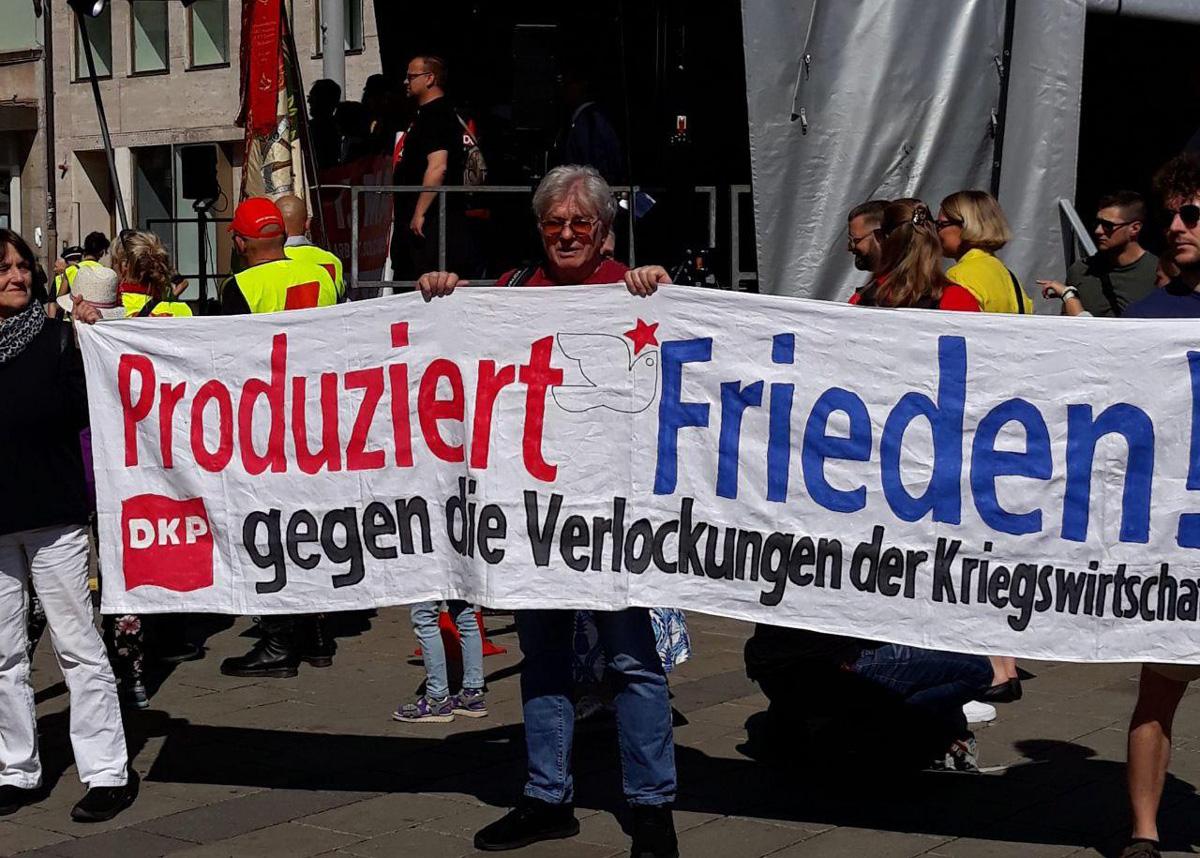 Augsburg DKP Augsburg - Runter mit der Rüstung! - 1. Mai 2025, Abrüstung und Frieden, DKP, Friedensdemonstration, GEW, IG Bau, IG Metall, Nie wieder Faschismus – Nie wieder Krieg!, SDAJ, ver.di - Blog