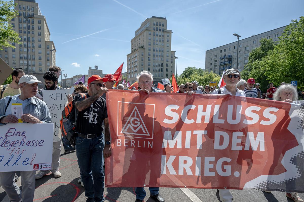 Berlin 2 Jens Schulze - Runter mit der Rüstung! - 1. Mai 2025, Abrüstung und Frieden, DKP, Friedensdemonstration, GEW, IG Bau, IG Metall, Nie wieder Faschismus – Nie wieder Krieg!, SDAJ, ver.di - Blog
