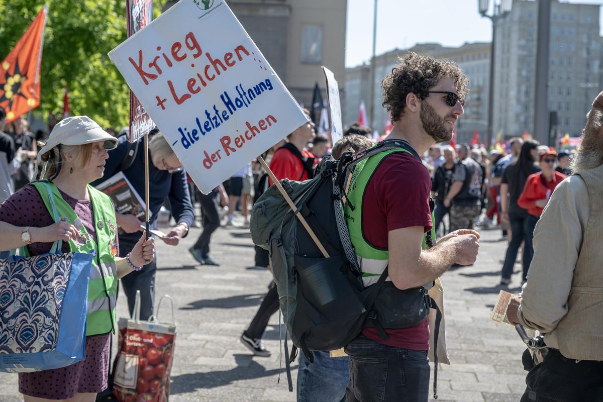 Berlin 3 Jens Schulze - Runter mit der Rüstung! - 1. Mai 2025, Abrüstung und Frieden, DKP, Friedensdemonstration, GEW, IG Bau, IG Metall, Nie wieder Faschismus – Nie wieder Krieg!, SDAJ, ver.di - Blog
