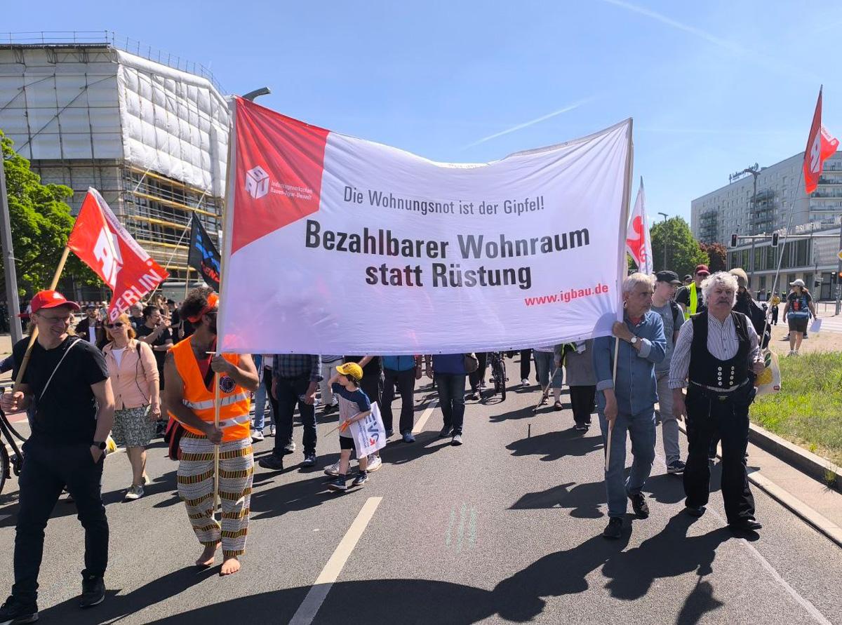 Berlin DKP Berlin - Runter mit der Rüstung! - 1. Mai 2025, Abrüstung und Frieden, DKP, Friedensdemonstration, GEW, IG Bau, IG Metall, Nie wieder Faschismus – Nie wieder Krieg!, SDAJ, ver.di - Blog
