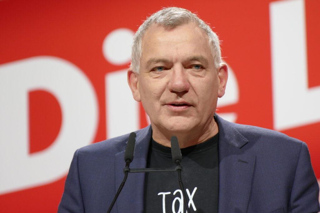 Cheffriedenstaube mit Tax-the-Rich-Shirt: Jan van Aken (Foto:UZ)