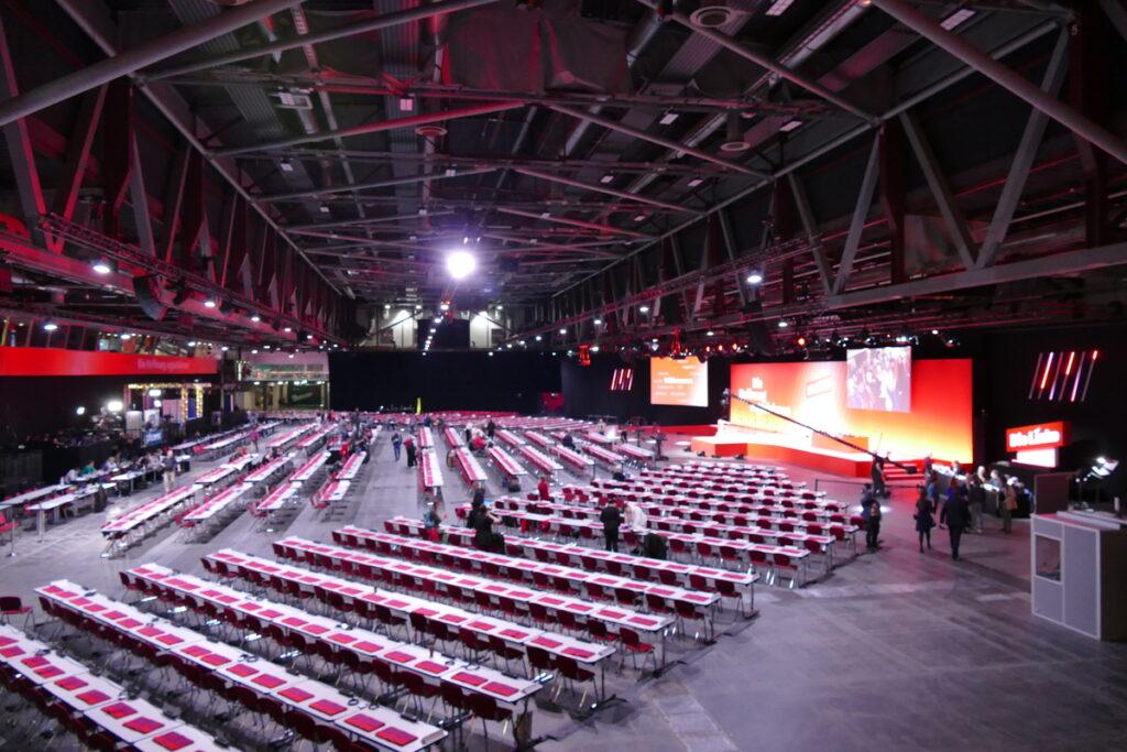 Leere Halle - Bald geht's los - -