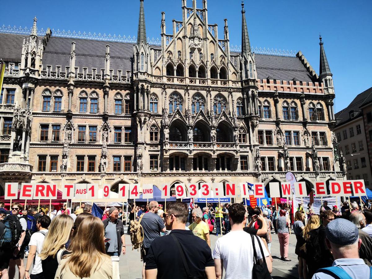 Muenchen 2 DKP Muenchen - Runter mit der Rüstung! - 1. Mai 2025, Abrüstung und Frieden, DKP, Friedensdemonstration, GEW, IG Bau, IG Metall, Nie wieder Faschismus – Nie wieder Krieg!, SDAJ, ver.di - Blog