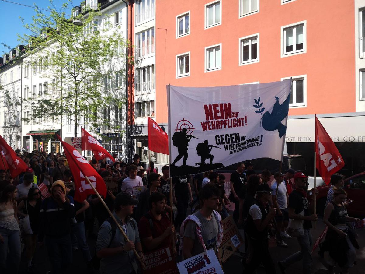Muenchen 3 DKP Muenchen - Runter mit der Rüstung! - 1. Mai 2025, Abrüstung und Frieden, DKP, Friedensdemonstration, GEW, IG Bau, IG Metall, Nie wieder Faschismus – Nie wieder Krieg!, SDAJ, ver.di - Blog