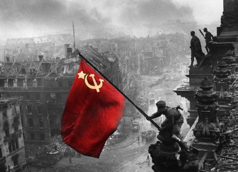 Raising a flag over the Reichstag Restoration colored flag - Danke sagen - Blog - Blog
