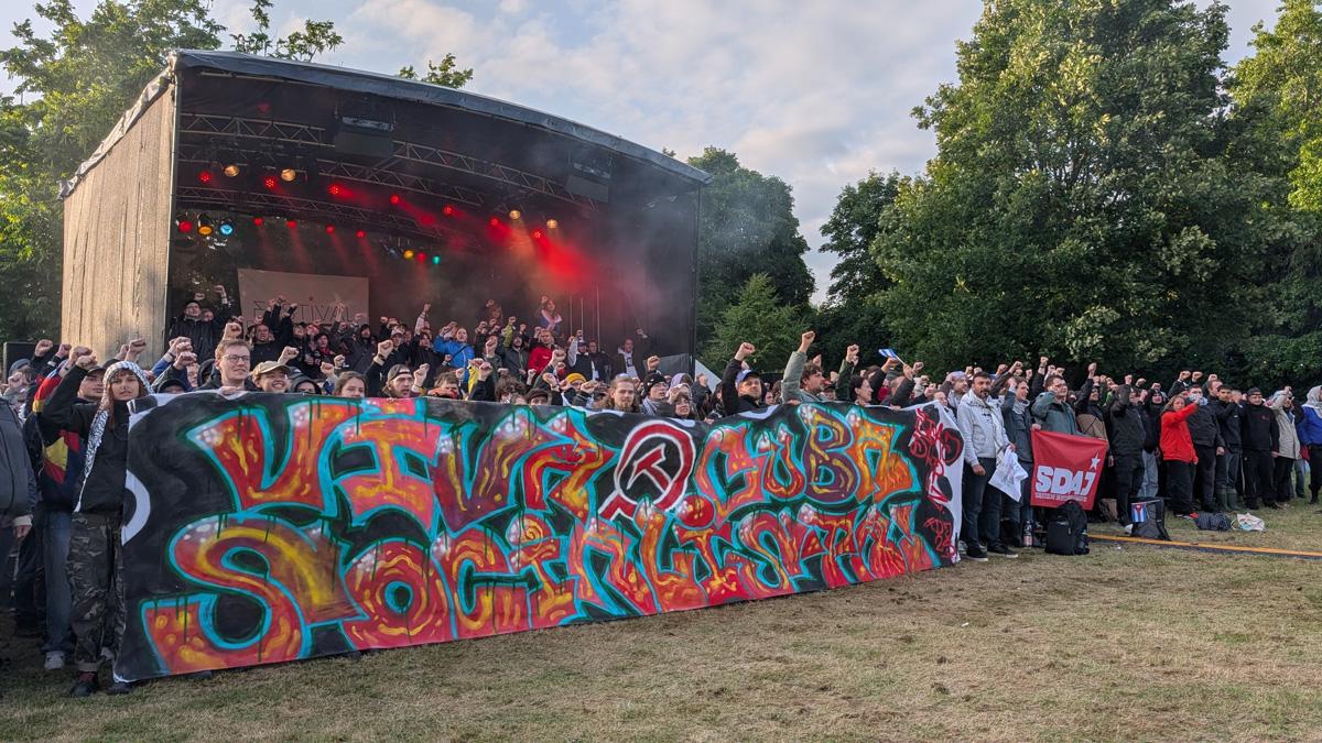 13 IMG 20250609 110246 804 SDAJ - „Müde, zufrieden und beeindruckt“ - Andrea Hornung, Festival der Jugend 2025, Patrik Köbele, SDAJ, Zeit für Widerstand! - Aktion