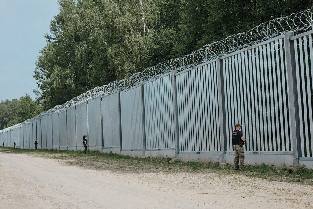 Flucht und Migration – kommunistische Analyse und Positionen - Artur Pech, Asylrecht, Beate Landefeld, CDU, CSU, Die Grünen, FDP, Flucht, Migration, Migrationspolitik, Olaf Scholz, Rassismus, SPD - Blog 20220630 Zapora na granicy polsko bialoruskiej 004 - Flucht und Migration – kommunistische Analyse und Positionen - Artur Pech, Asylrecht, Beate Landefeld, CDU, CSU, Die Grünen, FDP, Flucht, Migration, Migrationspolitik, Olaf Scholz, Rassismus, SPD - Blog