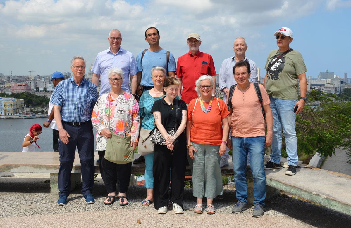 2025 04 29 0049 CheChristo - Auf jeden Fall Sozialismus - Cuba Libre, Klinik Rosa Luxemburgo, Kommunistische Partei Kubas, Peter Weyland, Reise nach Kuba, Solidarität mit dem sozialistischen Kuba!, US-Blockade Kubas, UZ-Leserreise - Aktion