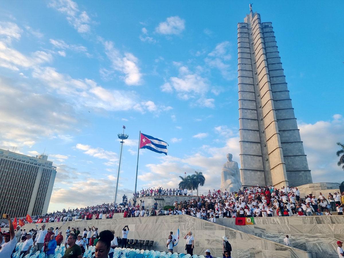 2025 05 01 0224 1eroMayo 1 - Auf jeden Fall Sozialismus - Cuba Libre, Klinik Rosa Luxemburgo, Kommunistische Partei Kubas, Peter Weyland, Reise nach Kuba, Solidarität mit dem sozialistischen Kuba!, US-Blockade Kubas, UZ-Leserreise - Aktion