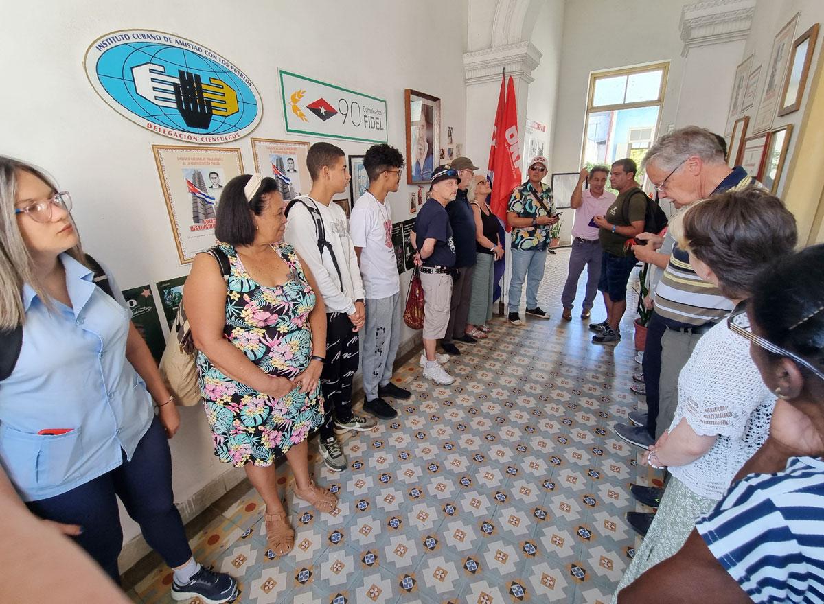 2025 05 06 0724 CienfuegosPCCJugend - Auf jeden Fall Sozialismus - Cuba Libre, Klinik Rosa Luxemburgo, Kommunistische Partei Kubas, Peter Weyland, Reise nach Kuba, Solidarität mit dem sozialistischen Kuba!, US-Blockade Kubas, UZ-Leserreise - Aktion