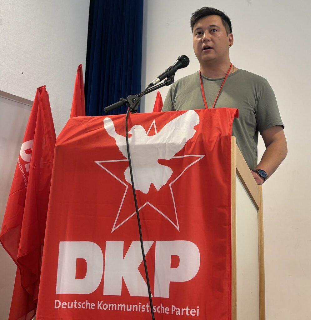 Mark eröffnet den Erfahrungsaustausch zur Parteiarbeit in der Friedensbewegung. Foto: UZ.