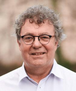 „Sie wollen unsere Söhne, Töchter und Enkel“ - 26. Parteitag der DKP, DKP, Patrik Köbele - Hintergrund 230801 Koebele - „Sie wollen unsere Söhne, Töchter und Enkel“ - 26. Parteitag der DKP, DKP, Patrik Köbele - Hintergrund