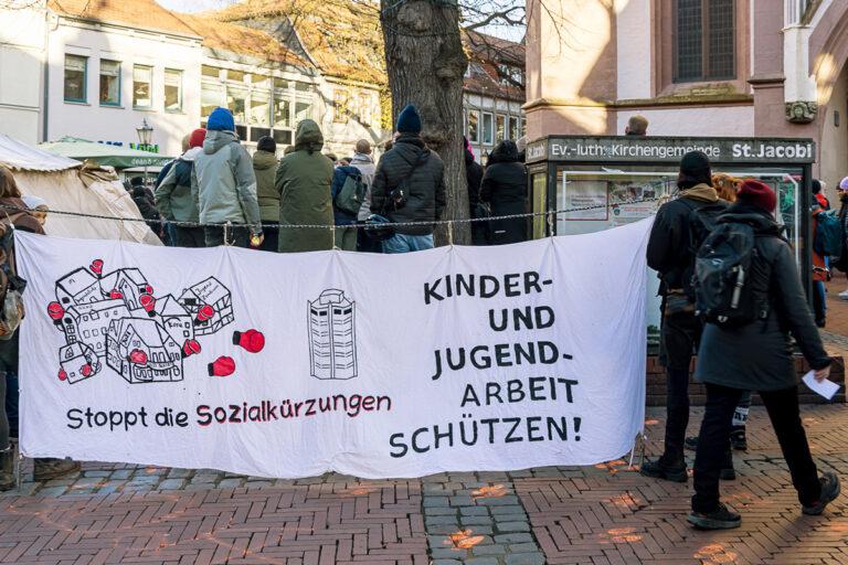 240801 Kuerzungen - Kürzen, bevor es andere tun - Kommunale Finanzen, Öffentlicher Nahverkehr, Rüstungswahn, Schulen, Sozialabbau, Sparpolitik - Politik