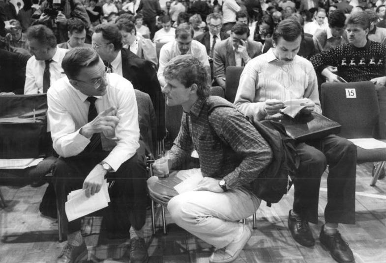 241002 Bundesarchiv Bild 183 1989 1217 005 Berlin SED Sonderparteitag - Der Außerordentliche Parteitag der SED im Dezember 1989 - Autobiografie, DDR, Egon Krenz, Parteitag, SED - Theorie & Geschichte