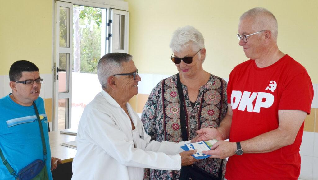 Auf jeden Fall Sozialismus - Cuba Libre, Klinik Rosa Luxemburgo, Kommunistische Partei Kubas, Peter Weyland, Reise nach Kuba, Solidarität mit dem sozialistischen Kuba!, US-Blockade Kubas, UZ-Leserreise - Aktion 250801 Kuba - Auf jeden Fall Sozialismus - Cuba Libre, Klinik Rosa Luxemburgo, Kommunistische Partei Kubas, Peter Weyland, Reise nach Kuba, Solidarität mit dem sozialistischen Kuba!, US-Blockade Kubas, UZ-Leserreise - Aktion