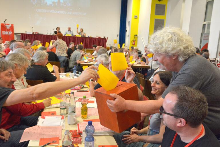 261502 Helfer - Herzlichen Dank allen Helferinnen und Helfern! - Parteivorstand der DKP - Parteivorstand der DKP