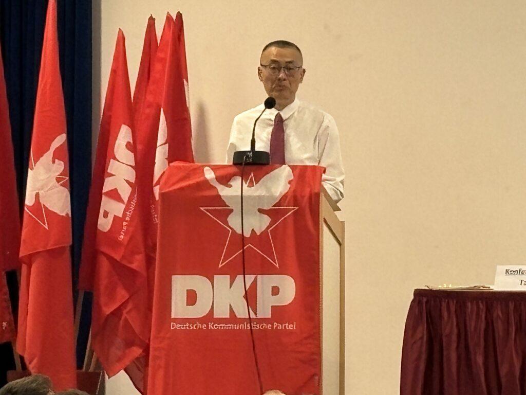 Vietnams Botschafter in Deutschland Vu Quang Minh beim 26. DKP Parteitag. Foto: uz.