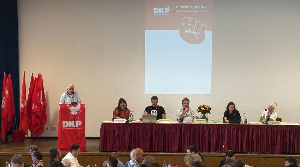 Klaus Leger hält den Finanzbericht